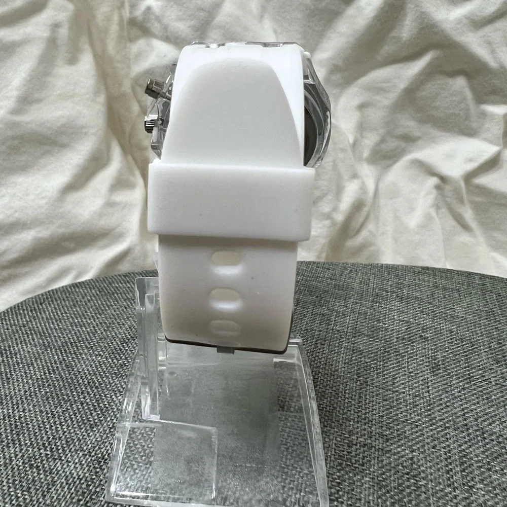 NWOT…GENEVA QUARTZ WATCH, WHITE BAND LED WATCH COLOR CHANGING. AMAZING ☑️